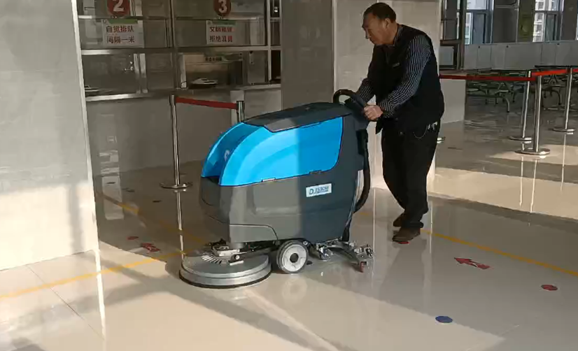 食堂手推洗地機 1.png